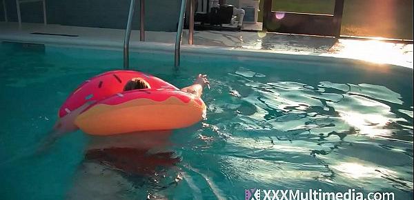  SSBBW Ivy Davenport Stuck In A Pool Inflatable